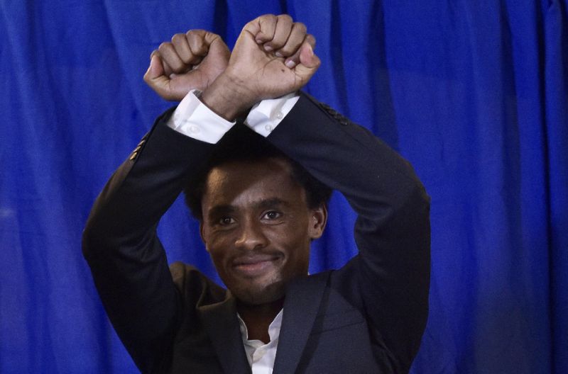 Olympic silver medalist, marathoner Feyisa Lilesa of Ethiopia, arrives for a press conference at a hotel in Washington, DC on September 13, 2016 (AFP Photo/Mandel Ngan)